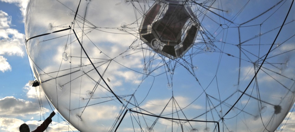 Tomas Saraceno et sa "Ville Nuage", Belfort-Montbéliard TGV, 11 décembre 2011 © studio Tomas Saraceno, Frankfurt & entreprisecontemporaine 2012