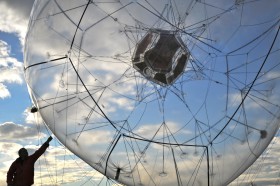 Tomas Saraceno et sa "Ville Nuage", Belfort-Montbéliard TGV, 11 décembre 2011 © studio Tomas Saraceno, Frankfurt & entreprisecontemporaine 2012