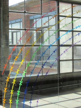 Mircea Cantor, Rainbow, 2011 Panneaux de verre, empreintes digitales de l’artiste, encre de gravure, © Credac, Ivry-sur-Seine & galerie Yvon Lambert, Paris