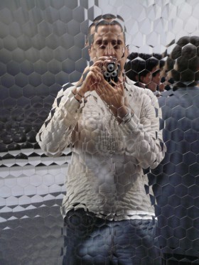 Didier Saulnier, autoportrait dans une oeuvre d'Anish Kapoor, Art Basel Miami 2007