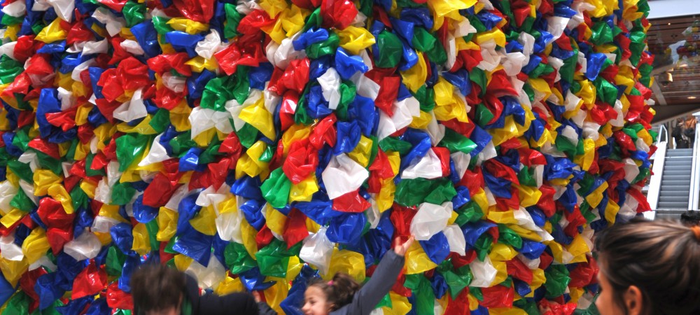Montage collectif de Plastic Bags, jeudi 17 mai © Gares & Connexions, Pascale Marthine Tayou, Galleria Continua et entreprisecontemporaine 2012