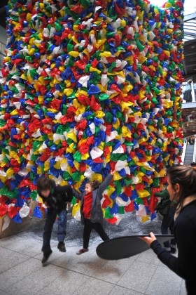 Montage collectif de Plastic Bags, jeudi 17 mai © Gares & Connexions, Pascale Marthine Tayou, Galleria Continua et entreprisecontemporaine 2012